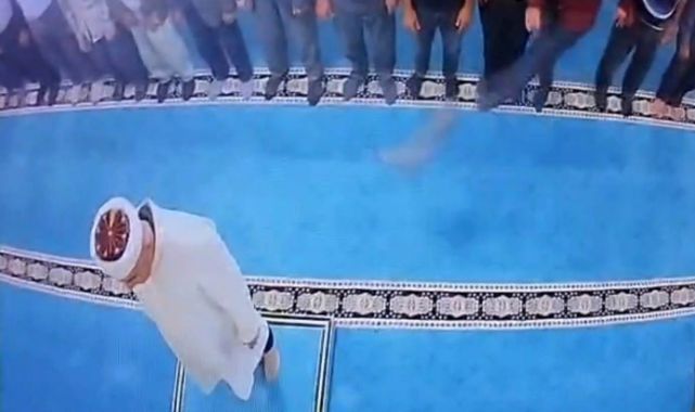 Camide kediyi tekmeleyen şahıs serbest bırakıldı