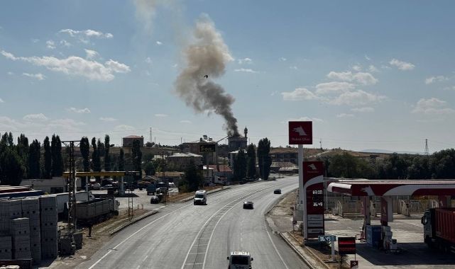 Caminin çatısında çıkan yangın paniğe neden oldu