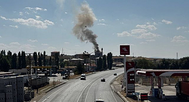 Caminin çatısında çıkan yangın paniğe neden oldu