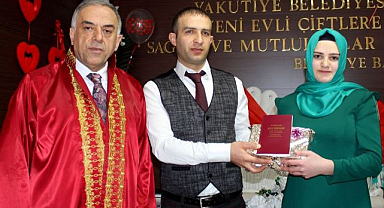 Çeyrek asırdır nikah kıyıyor