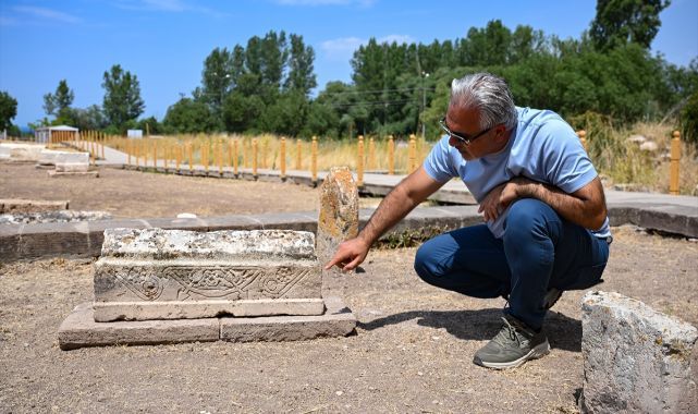 Çocuk mezar taşı ortaya çıkarıldı