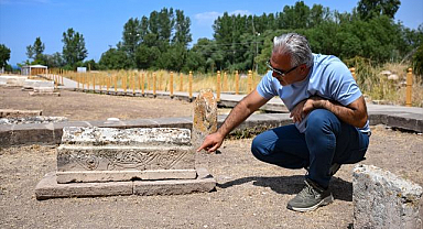 Çocuk mezar taşı ortaya çıkarıldı