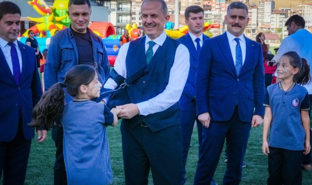 Çocukların neşesi şenlik alanına taştı