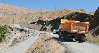 Çöken yol yeni açılan güzergahla yenileniyor