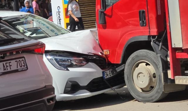 Dikkatsizlik kaza getirdi! Otomobil park halindeki kamyonete çarptı