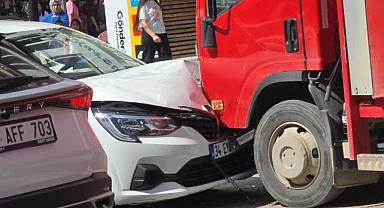 Dikkatsizlik kaza getirdi! Otomobil park halindeki kamyonete çarptı