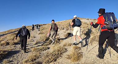 Doğaseverler ve dağcılardan zirve tırmanışı 