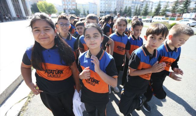 Doğu'da ilk ders zili çaldı