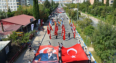 Eğitim için yüzlerce kişi yürüdü