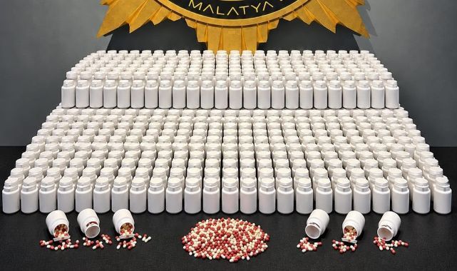 Emniyet zehir tacirlerine göz açtırmadı! Çok sayıda ecza hap ele geçirildi
