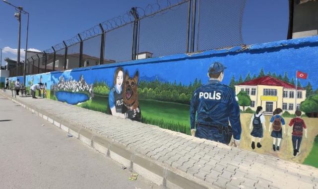 Emniyetin duvarlarına ressam eli değdi