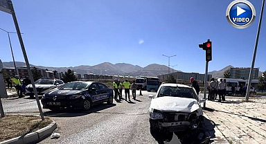 Erzurum'da cezaevi aracı ile otomobil çarpıştı!