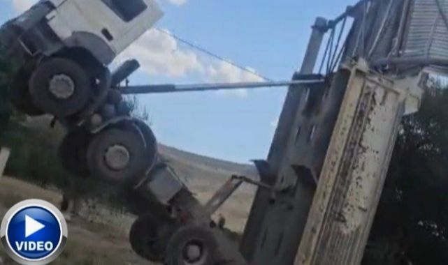 Erzurum'da levhaya çarpan damperli kamyon böyle havaya kalktı