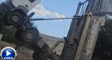 Erzurum'da levhaya çarpan damperli kamyon böyle havaya kalktı