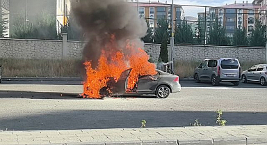 Erzurum'da otomobil küle döndü