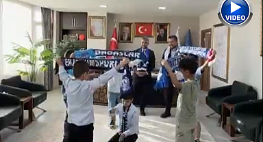 Erzurumsporlu minik taraftarlar AK Parti İl Başkanlığı'nda ağırlandı