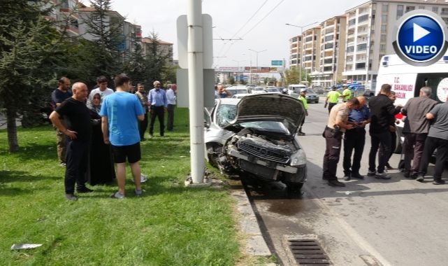 Feci kaza! Kontrolden çıkan otomobil trambüs direğine çarptı