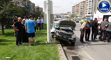 Feci kaza! Kontrolden çıkan otomobil trambüs direğine çarptı