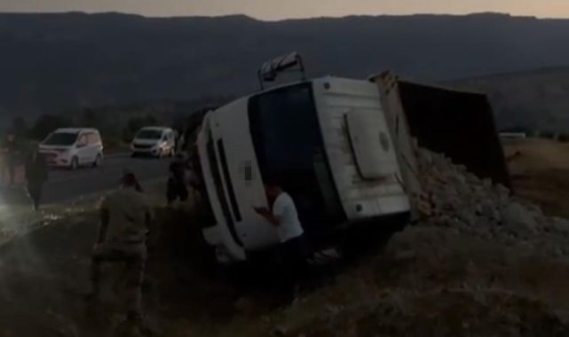 Freni boşalan kamyonet devrildi: 1 yaralı