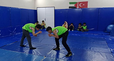 Genç güreşçiler minderde ter döktü