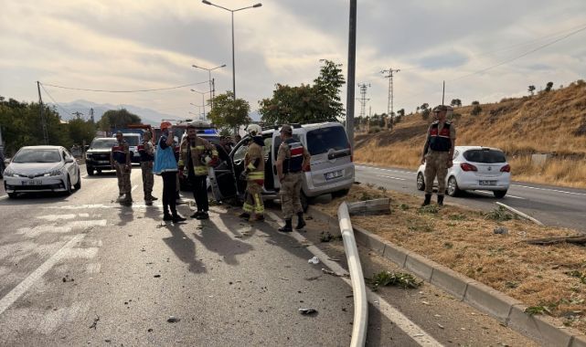  Hafif ticari araç aydınlatma direğine çarptı! Ortalık savaş alanına döndü