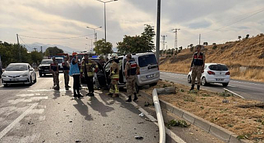  Hafif ticari araç aydınlatma direğine çarptı! Ortalık savaş alanına döndü