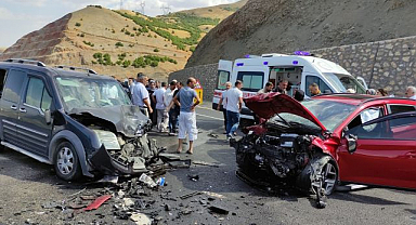 Hafif ticari araç ile otomobil çarpıştı!