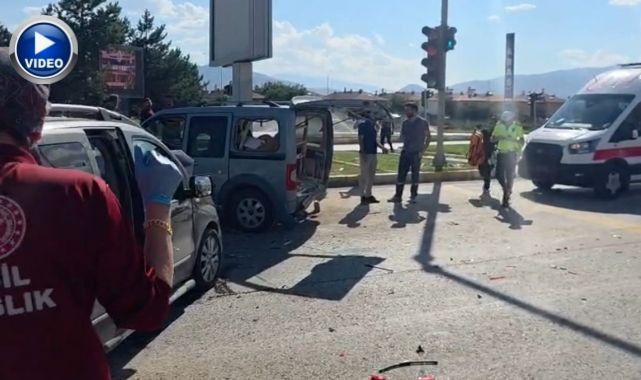 Hafif ticari araçlar çarpıştı! Yaralılar hastaneye kaldırıldı