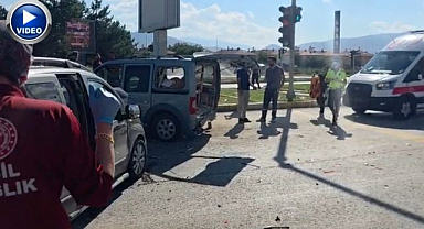 Hafif ticari araçlar çarpıştı! Yaralılar hastaneye kaldırıldı