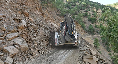 Heyelanın kapattığı yol ulaşıma açıldı