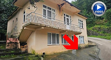 İki katlı evin altından çıkan su görenleri şaşkına çeviriyor