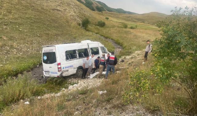 İspir'de yolcu minibüsü şarampole devrildi!