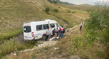 İspir'de yolcu minibüsü şarampole devrildi!