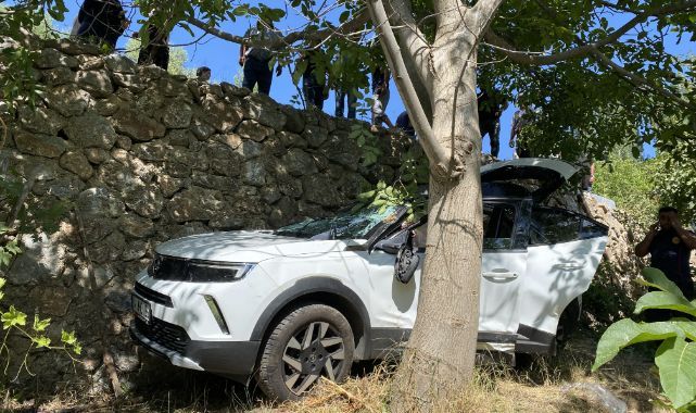 İstinat duvarını aşan araç bahçeye devrildi!