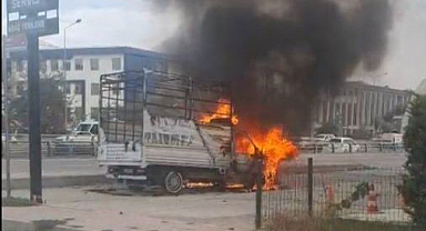 Kamyonet bir anda alev topuna döndü!