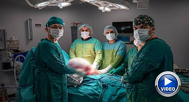 Karın ağrısı şikayetiyle gitti! 15 kiloluk kitle çıkarıldı