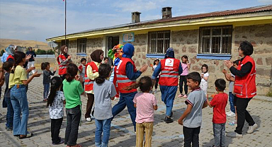 Kızılay gönüllülerinden öğrencilere destek