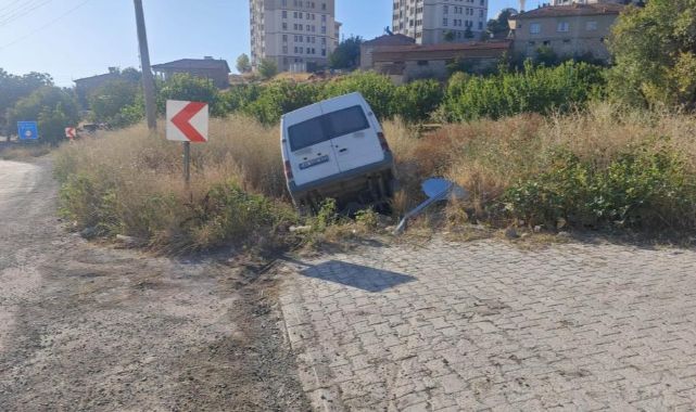 Kontrolden çıkan minibüs şarampole devrildi