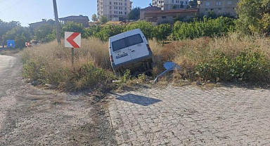 Kontrolden çıkan minibüs şarampole devrildi