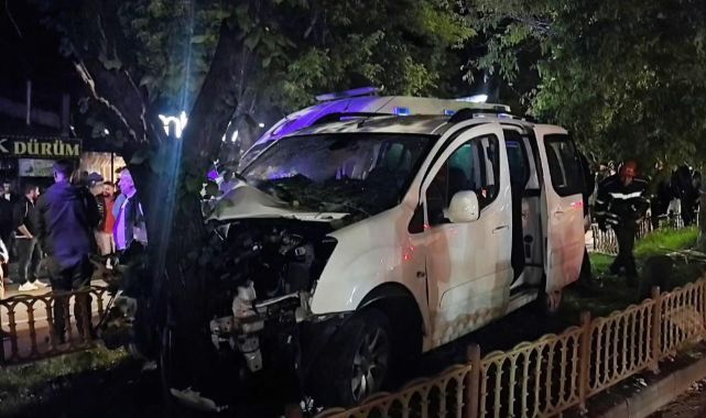 Kontrolden çıkan otomobil ağaca çarptı: 2 yaralı