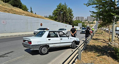 Kontrolden çıkan otomobil bariyerlere çarptı!