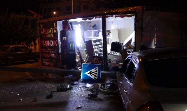 Kontrolden çıkan otomobil iş yerine daldı