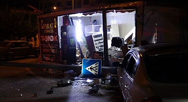 Kontrolden çıkan otomobil iş yerine daldı