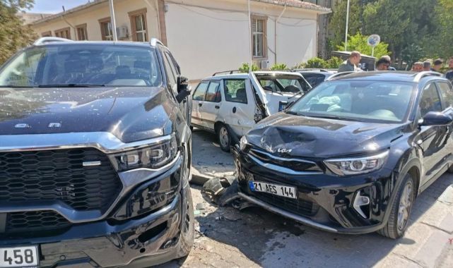 Kontrolden çıkıp park halindeki araçlara çarptı!