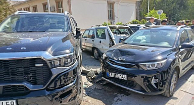 Kontrolden çıkıp park halindeki araçlara çarptı!