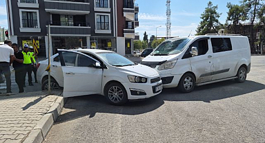 Korkutan kaza! Otomobil ile hafif ticari araç çarpıştı