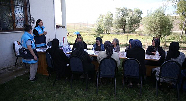 Köy köy gezip sağlık hizmeti götürüyorlar