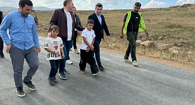 Köy yollarını inceledi, çocuklar yalnız bırakmadı