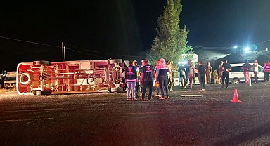 Minibüsle kamyonun çarpıştığı kazada 13 kişi yaralandı