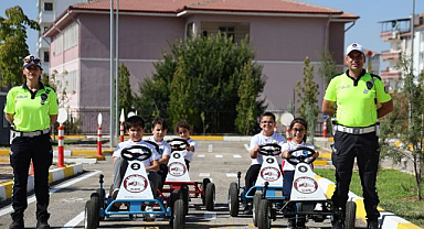 Minik sürücüler iş başında: Trafik bilinci oyunla kazandırıldı